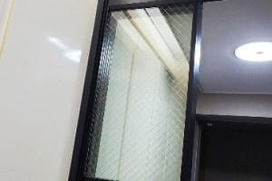 수내동 모던 거실 새로 고침: 초슬림 3연동 중문과 망입금사유리의 완벽 조화