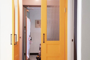 세련된 입구, 서울 중문 인테리어의 새로운 기준 - 모루세로유리와 블랙봉 손잡이의 완벽 조화