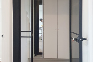 춘천 석사동 현대아파트, 블랙 프레임으로 완성한 슬림 비대칭 양개 중문의 우아한 변신